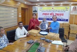 নীলফামারী সদর উপজেলায় এসএসসি পরীক্ষা কেন্দ্রের প্রতিটি কক্ষের জন্য জন্য ঘড়ি উপহার
